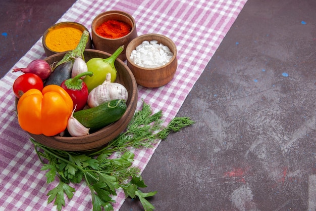 Składniki na stole: warzywa i przyprawy