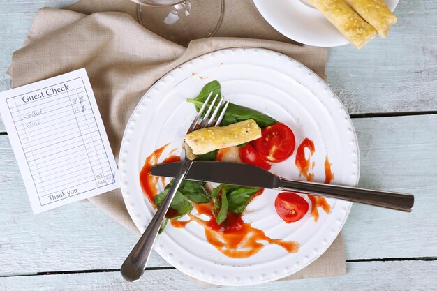 Zestaw talerzy z potrawami